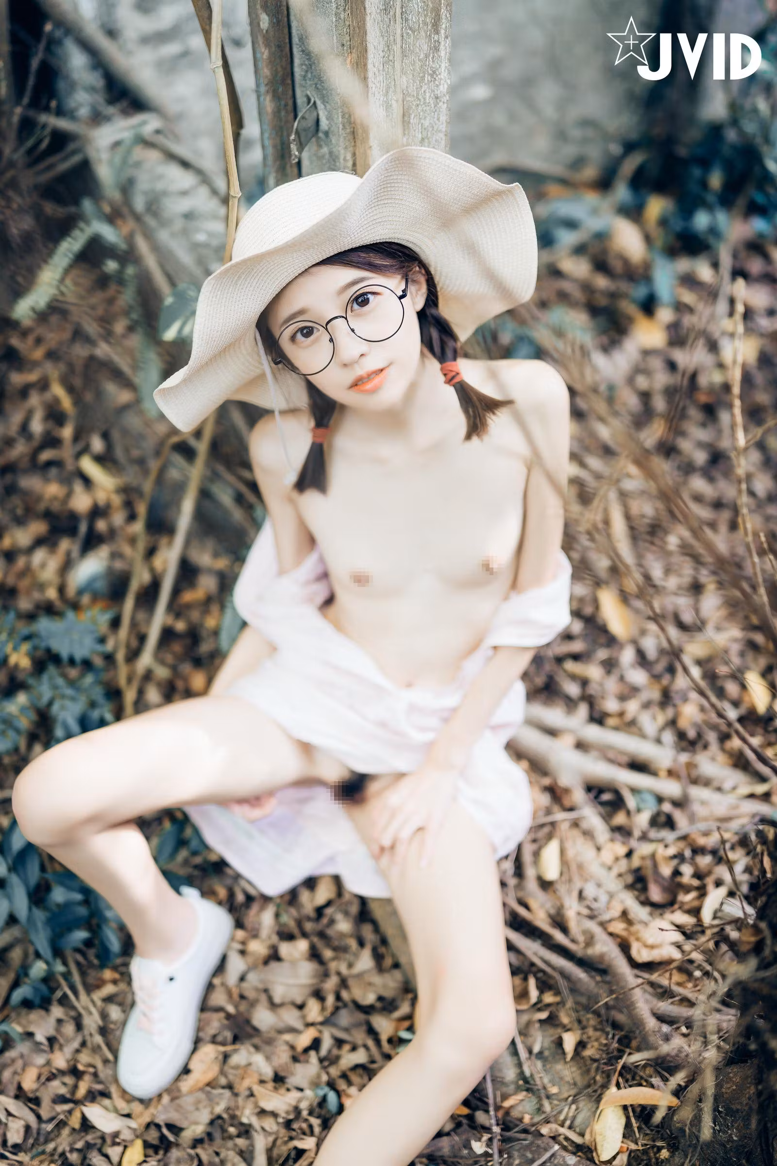 温馨野外废墟落叶背景下的甜美可爱清纯少女诱惑